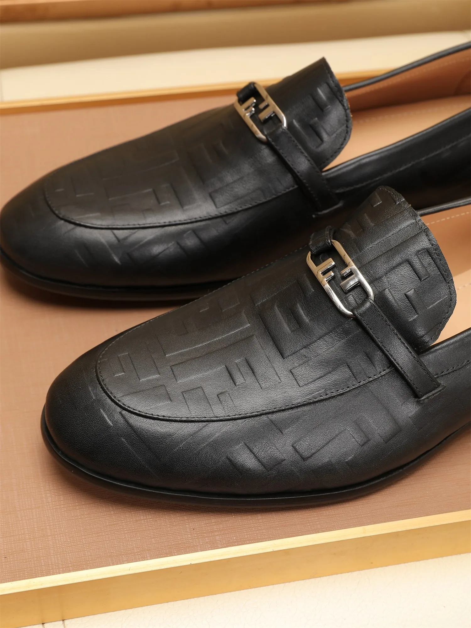 Men's shoes💰460 🕷🕷【FENDI】The latest men's formal leather shoes🇨🇳Classic series not to be missed💯The first layer is made of imported first-layer cowhide☘Original quality, the leather is smooth and delicate🎋Awesome version, perfect streamlined outline🍇Cowhide lining, size 38-44 (customized at 45.46)...